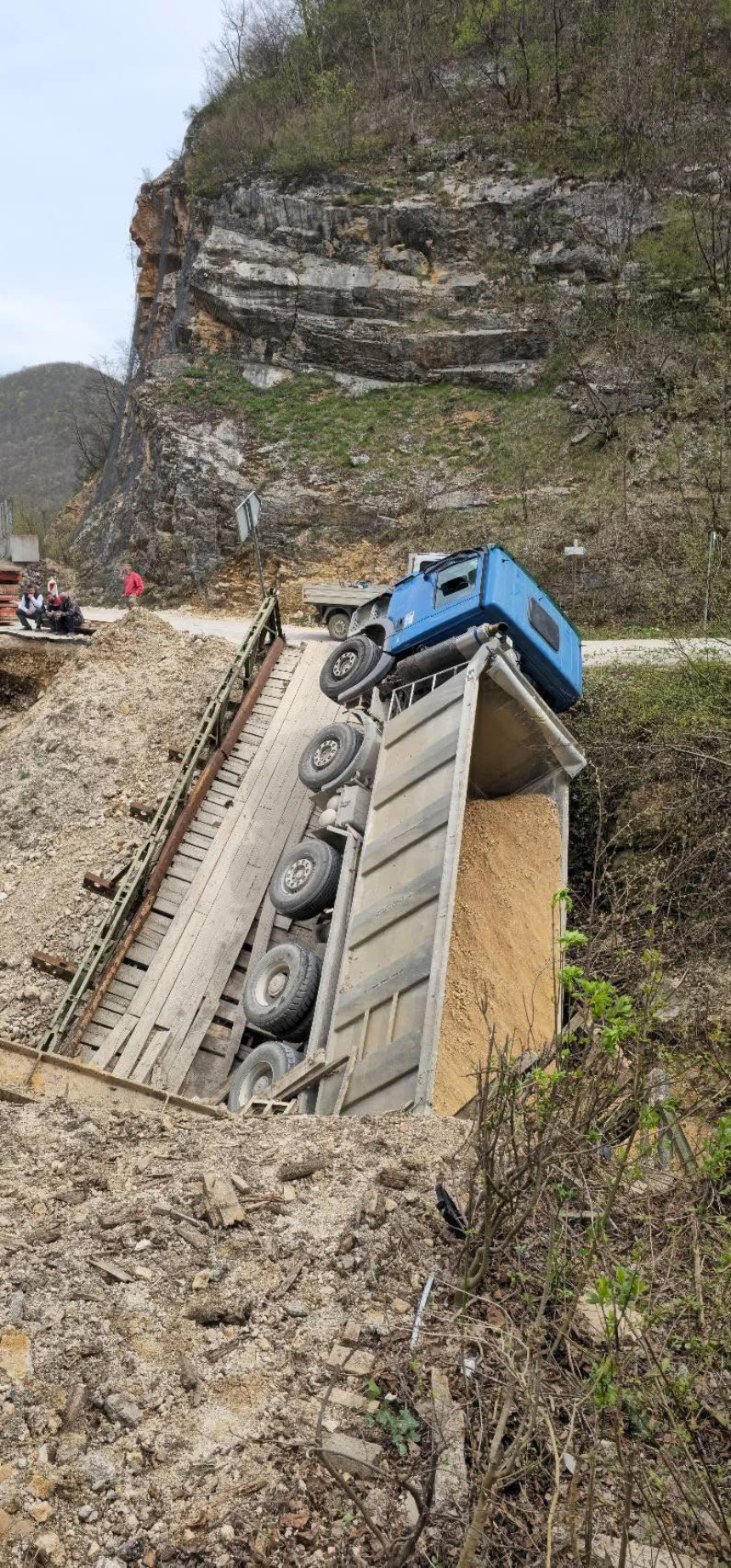 Urušio se most Banjice u momentu prelaska kamiona