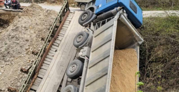 Урушио се мост Бањице у моменту преласка камиона