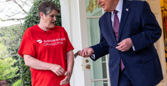 Трамп дао 100 долара бакшиша достављачици