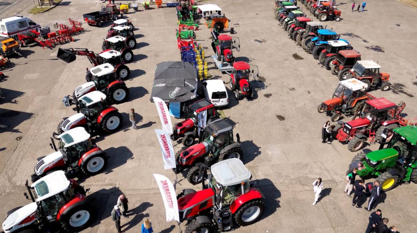 Седма тракторијада у Шамцу окупила бројне излагаче