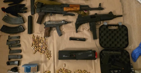 Uhapšena tri lica, pronađena velika količina oružja