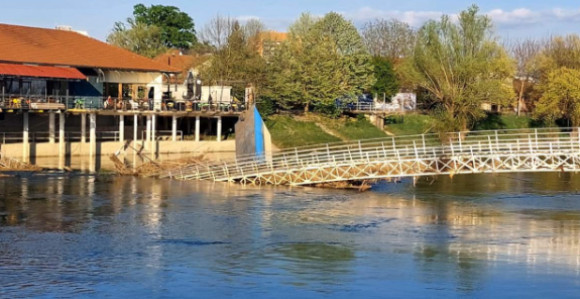 Prijedor: Srušen most zbog neočišćenog korita Sane