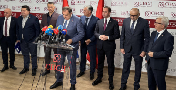 ПРЕЛЕТАЧИ И “ПАПЦИ” ОБЛИКУЈУ ПОЛИТИЧКУ СЦЕНУ СРПСКЕ: Мале странке приљепци СНСД-а