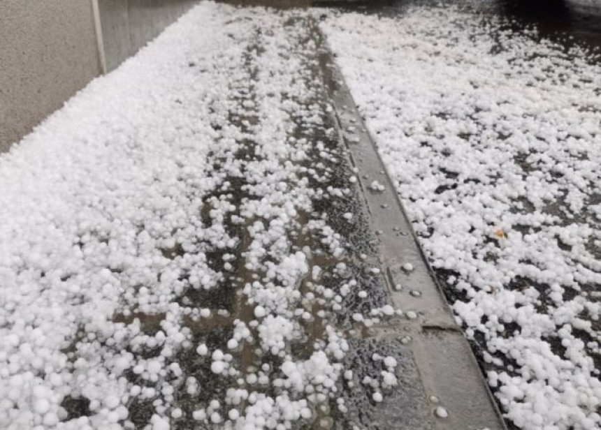 Snažno nevrijeme zahvatilo Bihać: Led prekrio ulice