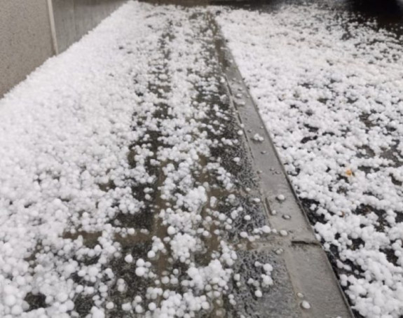 Снажно невријеме захватило Бихаћ: Лед прекрио улице