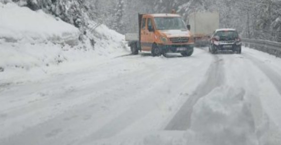 Снијег направио проблеме на путу од Пала до Јахорине