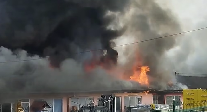 Бугојно: Избио велики пожар у складишту фирме (ВИДЕО)