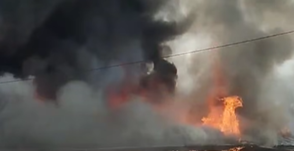 Бугојно: Избио велики пожар у складишту фирме (ВИДЕО)