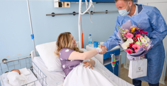 Stanivuković darovao prvorođenu bebu na Dana grada