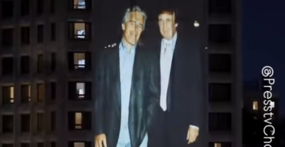 Фотографије Епстина и Трампа на згради у Вашингтону (видео)