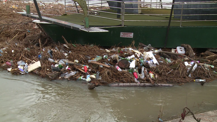 Ријека Сана, симбол Приједора, "окићена" смећем