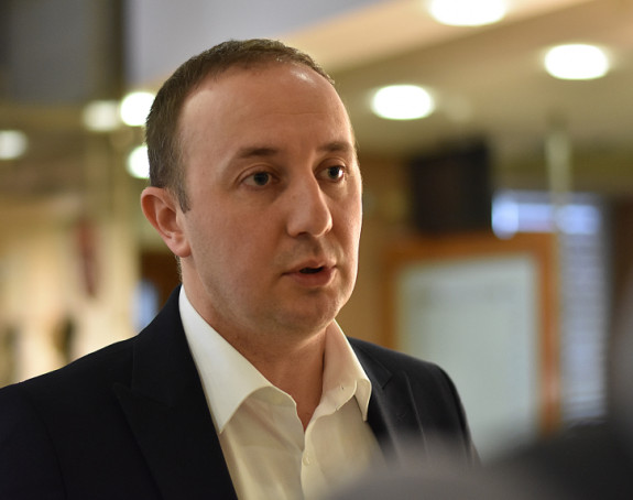 Лицемјерни Минић, слуга режима лажно брине за младе!