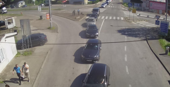 Duge kolone vozila na ulazu i izlazu iz BiH