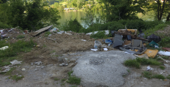 Divlja deponija uz Drinu ugrožava zdravlje i prirodu