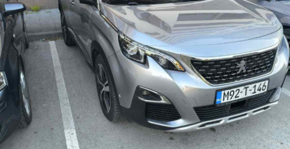 Vandalizam u Doboju: Oštećeno više vozila kod Gradske uprave
