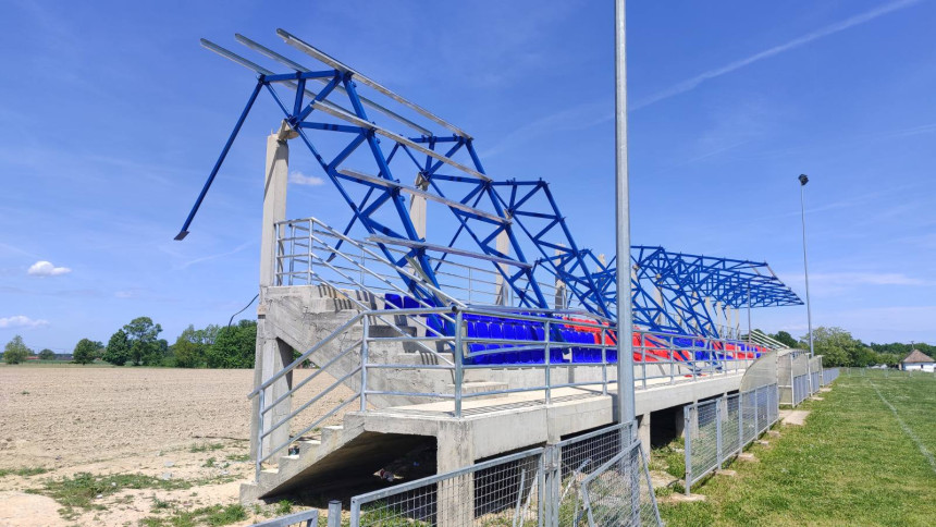 Brčko: Srušio se dio nadstrešnice na stadionu u G. Breziku