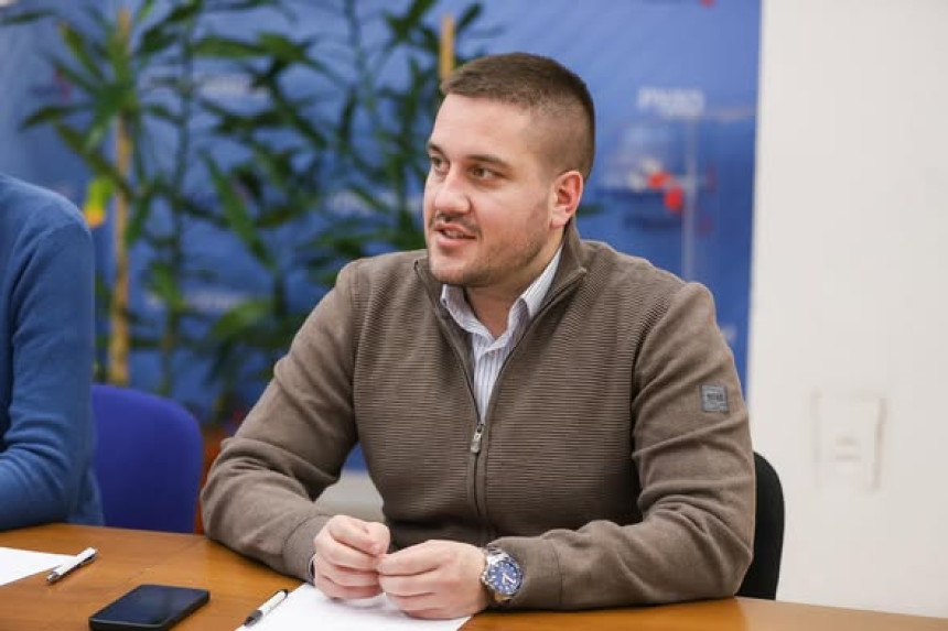 Амиџићу, ћутао си кад су предузећа пропадала?!