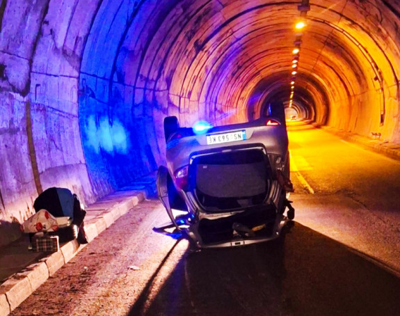 Višegrad: Vozilo završio na krovu, troje povrijeđeno