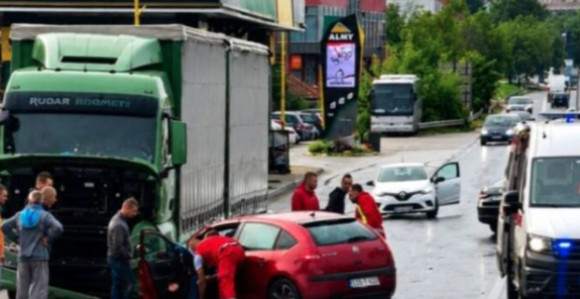 Težak udes u Zenici, sudarili se kamion i automobil
