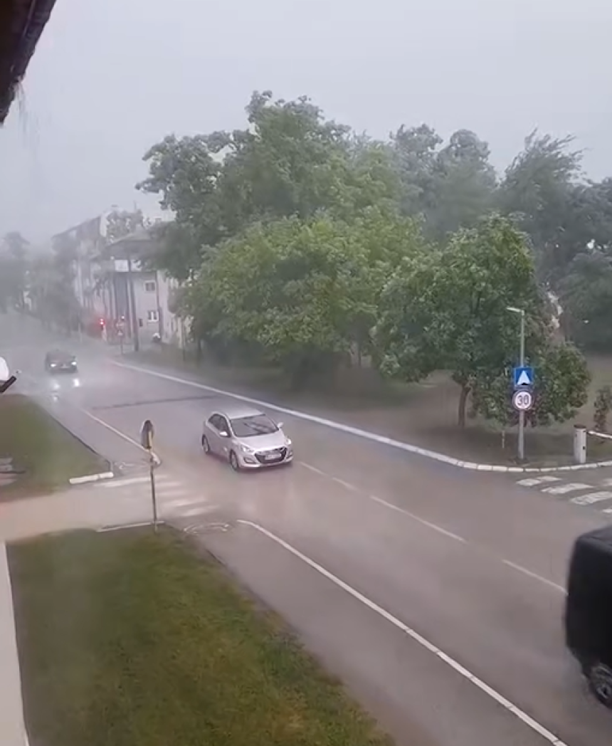 Невријеме праћено снажним вјетром погодило Добој
