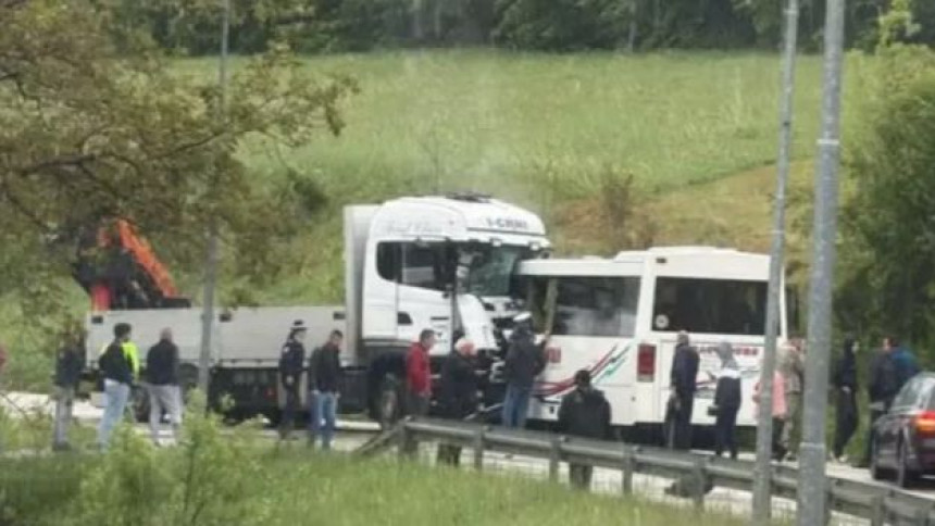 Погинуо возач аутобуса, десет особа повријеђено
