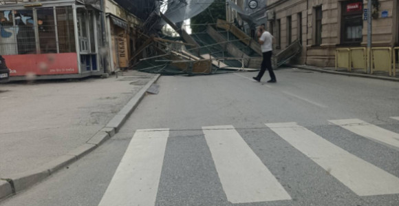 Пала грађевинска скела са објекта у центру Приједора