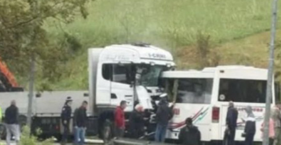 Погинуо возач аутобуса, десет особа повријеђено