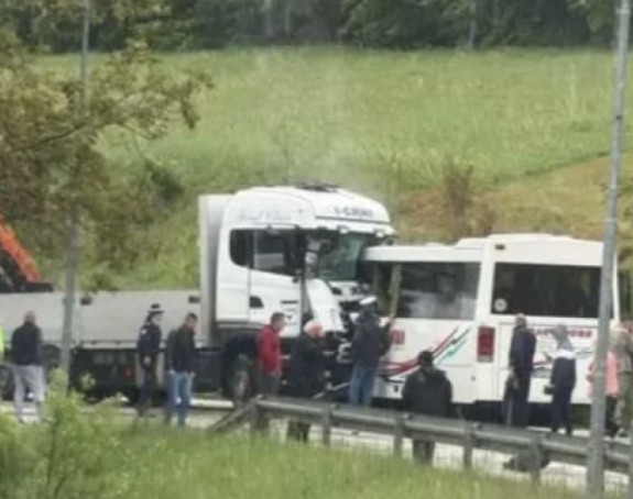 Погинуо возач аутобуса, десет особа повријеђено