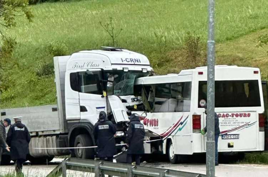 Povrijeđeni putnici iz autobusa prebačeni su u UKC