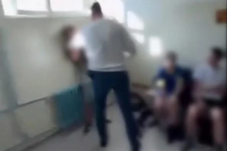Узнемирујући видео из школе: Наставник тукао ученика