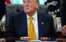 Трамп држи писмо за Венса у Овалном кабинету ако затреба