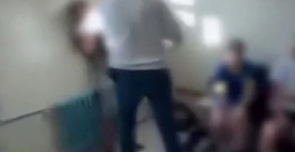 Узнемирујући видео из школе: Наставник тукао ученика