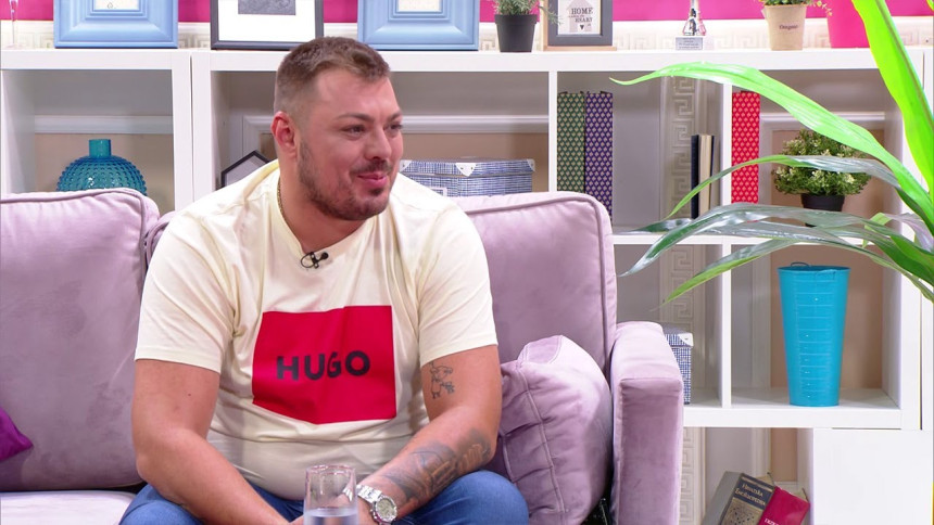 Пјевач избачен из авиона на аеродрому у Београду?
