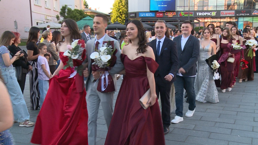 Центром Приједора засијали матуранти средњих школа