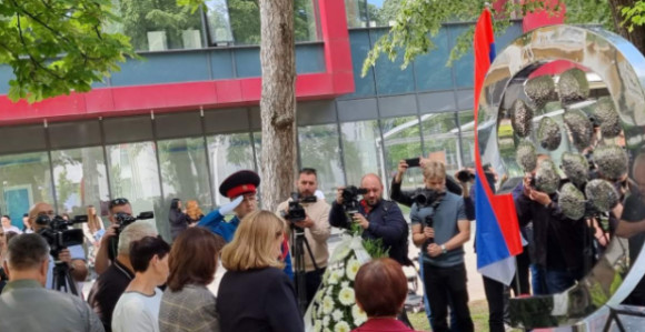 Положени вијенци и цвијеће на спомен-обиљежје “Живот”