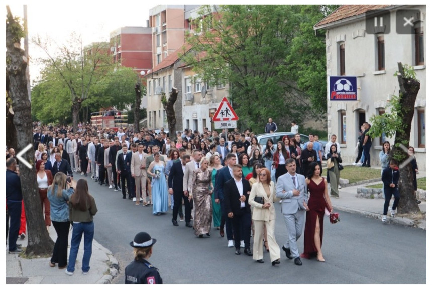 Mladost i ljepota svečano prošla ulicama Gacka
