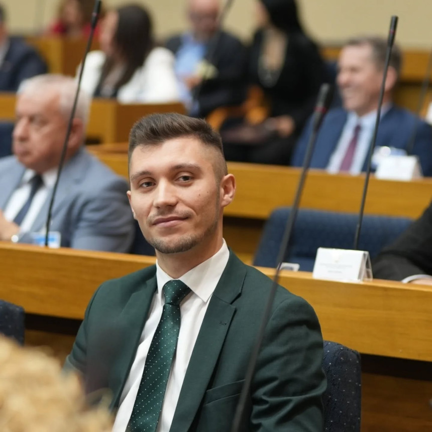 Postoji li neki alarm za ministre i premijera, pita Kresojević