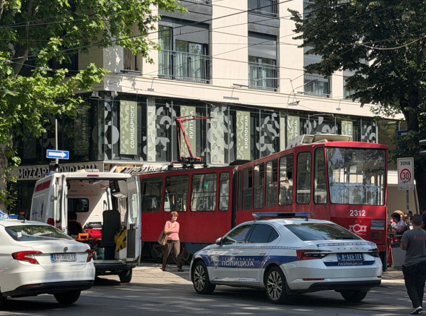 Tramvaj izletio iz šina i udario u izlog, ima povrijeđenih