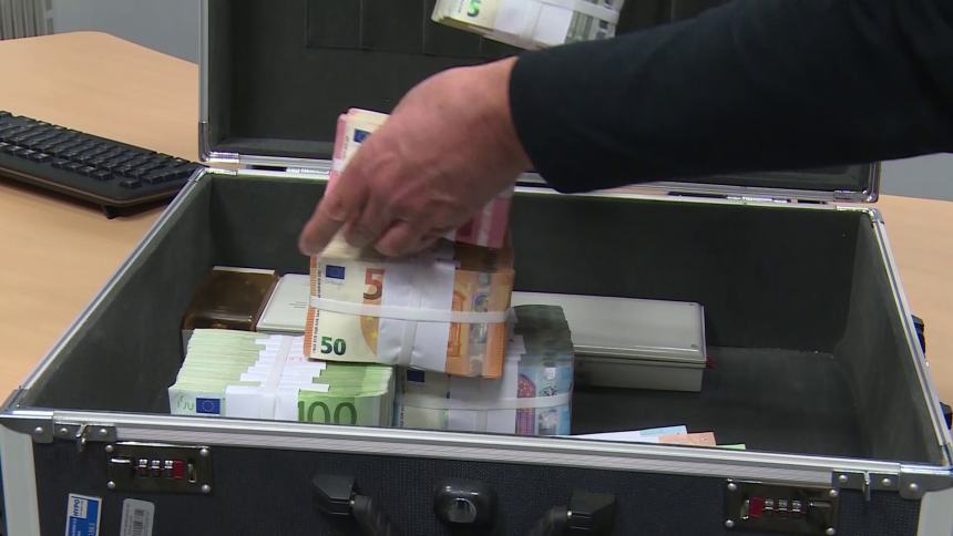 Rastu depoziti građana ali su kamate "besramno niske"