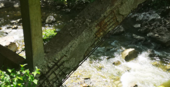 Most preko rijeke Drinjače u ruševnom stanju (FOTO)