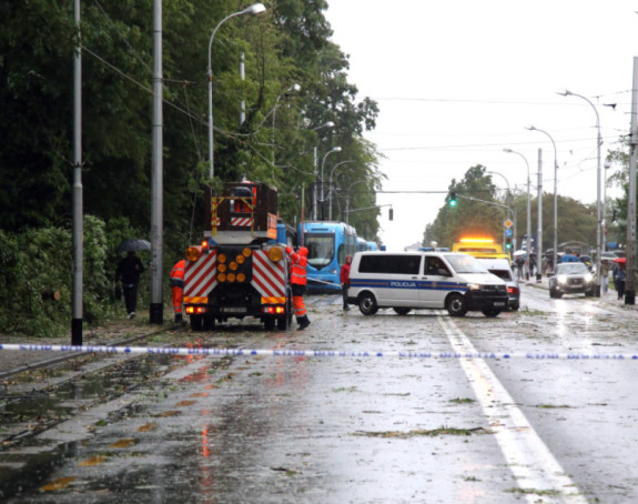 Олујно невријеме и јака грмљавина погодило Загреб