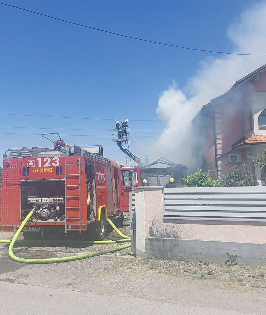 У пожару изгорјела радионица, велика материјална штета