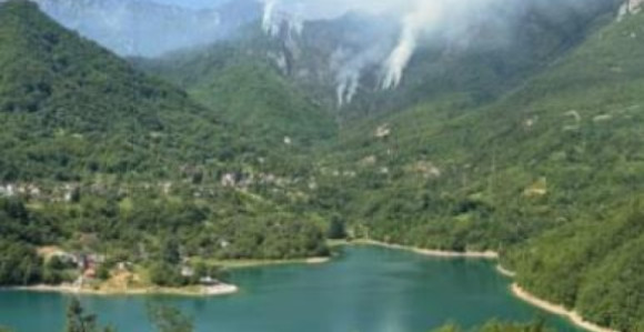 Пожар у Јабланици: Ангажован и хеликоптер