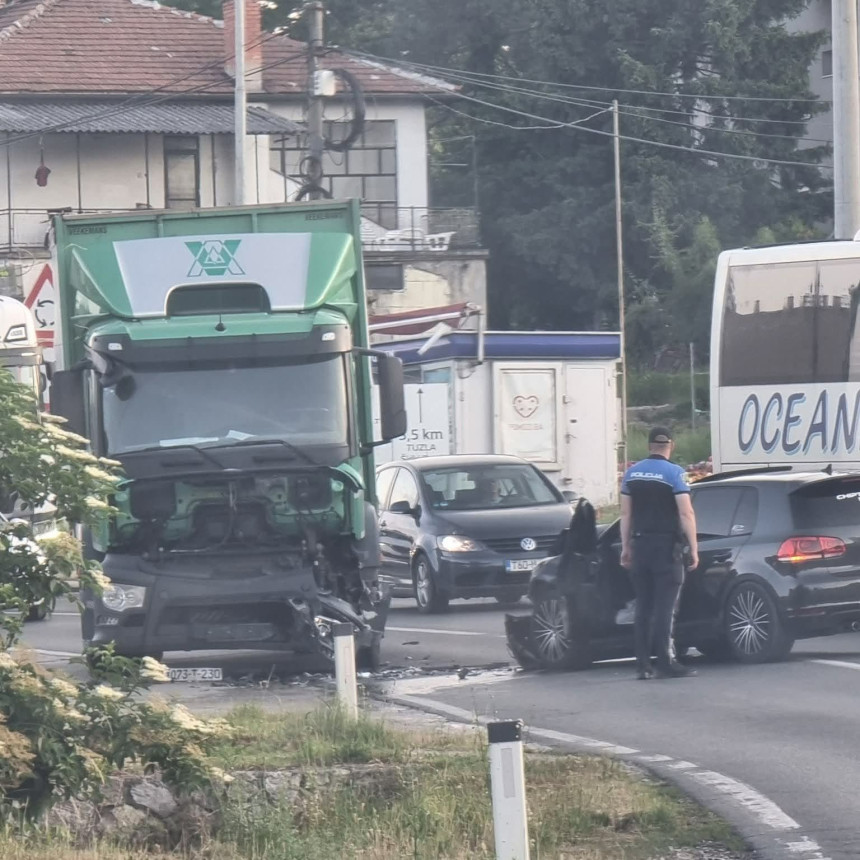 Тешка несрећа код Тузле: Повријеђено више особа
