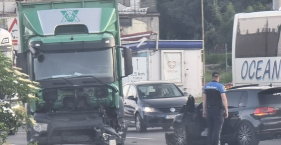 Тешка несрећа код Тузле: Повријеђено више особа