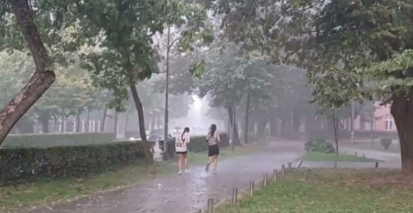 Kiša i pljuskovi sa grmljavinom, moguće i nepogode