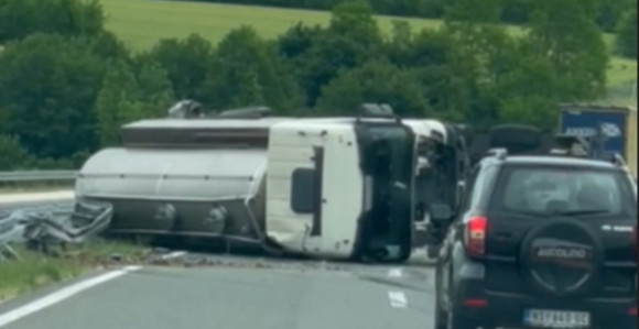 Oprez: Prevrnula se cisterna na auto-putu Banjaluka-Doboj