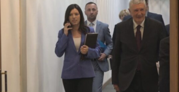 LICEMJERNO: SNSD povećava budžet za državne institucije koje navodno hoće da ukinu?! (VIDEO)