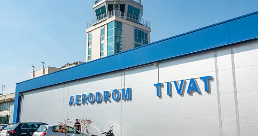 Avion iz Srbije sa 90 putnika policija zadržala u Tivtu