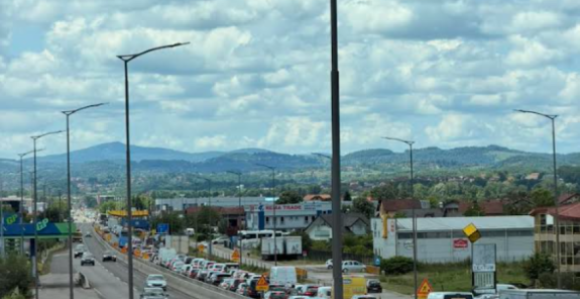 Nepregledna kolona vozila na brzoj cesti Laktaši-Banjaluka